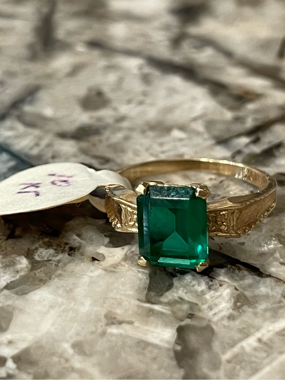Stunning Lab Created Emerald 10kt ring, Size 4.5